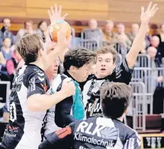  ?? FOTO: OLAF STASCHIK (ARCHIV) ?? Da tut es weh: Moritz Blau (Mitte) und die Haaner Handballer müssen sich auf eine kräftig zupackende Deckung der Dinslakene­r einstellen.