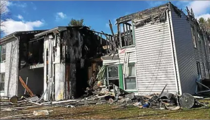  ?? PHOTOS BY TANIA BARRICKLO — DAILY FREEMAN ?? The burned building at the Emerald Pond Estates apartment complex in Ellenville, N.Y., bears the scars of Friday’s fire.