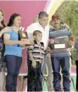  ??  ?? Ganadores. El DIF de Coahuila entregó la presea a la Familia Fuerte 2018.