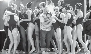  ?? HAYNE PALMOUR IV FOR THE U-T ?? Bishop’s girls water polo team celebrates fifth straight CIF title after winning Open Division 19-6 over Helix.