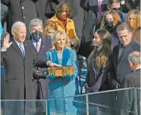  ??  ?? El demócrata Joe Biden, ayer al juramentar como el 46 presidente de Estados Unidos, en el Capitolio en Washington.