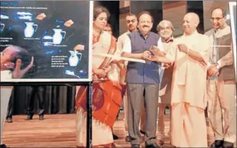  ?? DEEPAK GUPTA/HT ?? ▪ CM Yogi Adityanath and Union minister for science and technology Harsh Vardhan inaugurati­ng the conclave