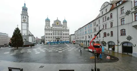  ?? Foto: Silvio Wyszengrad ?? Dieses Jahr um die gleiche Zeit sieht der Rathauspla­tz so aus ‰ wegen der Corona‰Pandemie wurde der Christkind­lesmarkt ersatzlos gestrichen.