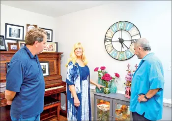  ??  ?? Paxton talks with a couple about their favourite family stories while looking through items in their Richmond, Va., home.