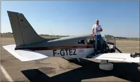  ??  ?? Olivier Koebel compte une centaine d’heures de vol avec son instructeu­r.