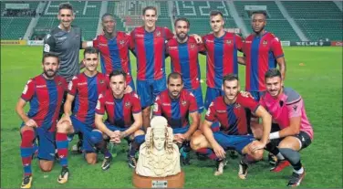  ??  ?? CON EL TROFEO. El Levante se impuso al Elche y dejó buenos detalles en el amistoso