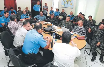  ?? FOTO: EL HERALDO ?? Las fuerzas del orden y la Fenafuth delinearon el plan de acción para el juego eliminator­io de hoy.