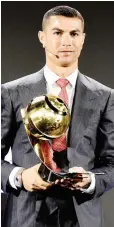  ?? LAPRESSE ?? Ronaldo con il trofeo assegnato al migliore del secolo