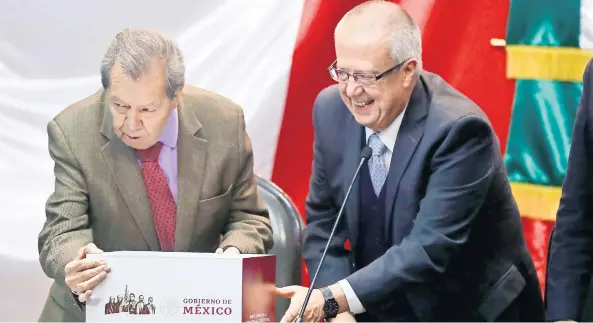  ??  ?? Acompañado por el presidente de la Mesa Directiva de la Cámara de Diputados, Porfirio Muñoz Ledo, el secretario de Hacienda, Carlos Urzúa, entrega el Paquete Económico 2019.