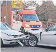  ?? FOTO: KP ?? Rettungsdi­enst-Einsatz nach einem Unfall mit zwei Verletzten auf der Richrather Straße in Langenfeld: In manchen Fällen zählt jede Sekunde.