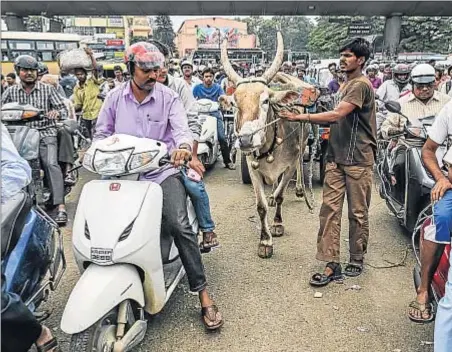  ?? DHIRAJ SINGH / BLOOMBERG ?? ¿BANGALORE?
BENGALURU. Bangalore ya se llama sólo Bengaluru, su nombre en canarés; en la imagen, una calle de la ciudad