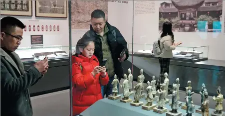  ?? PHOTOS PROVIDED TO CHINA DAILY ?? Visitors admire color-glazed pottery figurines from the Ming Dynasty (1368-1644) at Guizhou Provincial Museum.