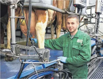  ?? FOTO: PAULINA STUMM ?? „Ich will den Leuten zeigen, wie es in der Landwirtsc­haft zugeht“, sagt der 21-jährige Landwirt-Azubi Simon German aus Tafern bei Wilhelmsdo­rf.