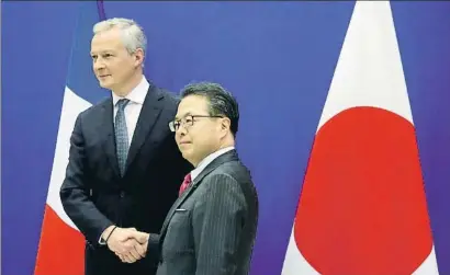  ?? CHARLES PLATIAU / REUTERS ?? Los ministros de Economía de Francia y Japón, Bruno Le Maire y Hirohige Sekö, trataron ayer la crisis