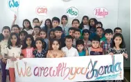  ??  ?? Children hold ‘We are with you Kerala’ banner while extending support to the victims of floods