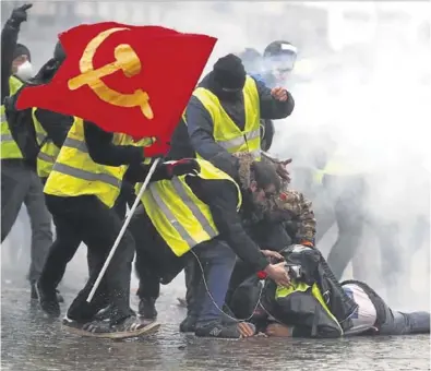  ?? REUTERS / CHRISTIAN HARTMANN ?? Los ‘chalecos amarillos’, en una de sus protestas del pasado sábado en París.