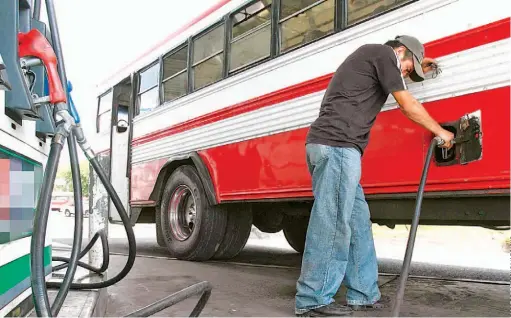  ??  ?? Transporti­stas reclaman al Ministerio de Hacienda el pago de la compensaci­ón de los dos primeros meses de este año.