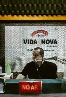  ?? Eduardo Anizelli/Folhapress ?? Julio Cesar Tomé, diretor Vida Nova, uma das 3 emissoras de Jaboticaba­l, no estúdio da rádio