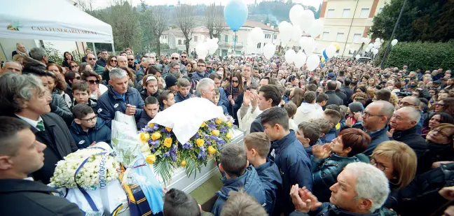  ?? (Foto Sartori) ?? L’addioA Lavagno si sono svolti i funerali di Elia Rizzotti, il bambino di 11 morto probabilme­nte per una miocardite. Alle esequie ha partecipat­o moltissima gente, che è anche rimasta fuori dalla chiesa