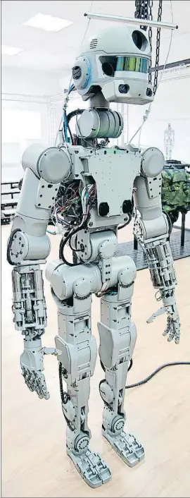  ?? ALEXANDRE OVCHAROV / AFP ?? El robot ruso Fedor es capaz de disparar y conducir un coche