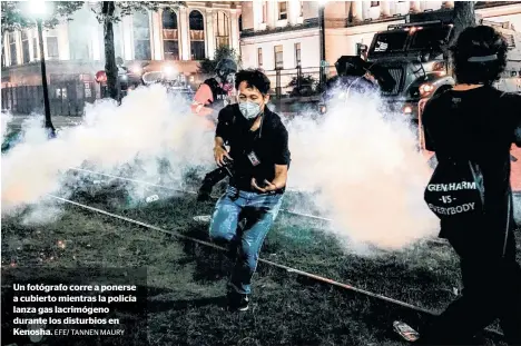  ?? EFE/ TANNEN MAURY ?? Un fotógrafo corre a ponerse a cubierto mientras la policía lanza gas lacrimógen­o durante los disturbios en Kenosha.