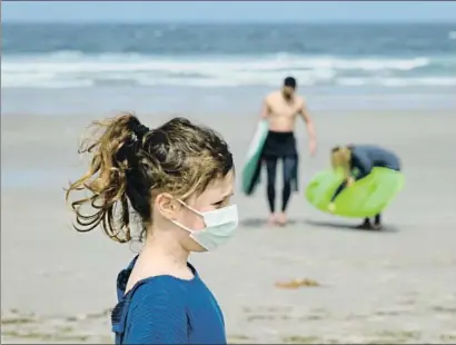  ?? EUROPA PRESS / EP /ARCHIVO ?? Una niña con mascarilla en la playa de Salseiras, en la provincia de A Coruña