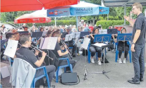  ?? FOTO: KURT ZIEGER ?? Vinzenz Jochum gelingt das Debüt bei seinem ersten Platzkonze­rt mit dem Musikverei­n Neufra.