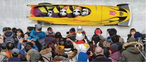  ?? Foto: Mohd Rasfan, afp ?? Der Chef steuert den Viererbob durch die Eisrinne, die Anschieber bekommen davon wenig mit. Sie kauern sich zusammen und merken nur am Rütteln, ob die Fahrt eine gute ist. In Pyeongchan­g gelangen Francesco Friedrich vier sehr gute Läufe. Der Lohn: Gold.