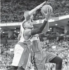  ?? FRANK GUNN/CANADIAN PRESS ?? The Wizards’ Bradley Beal heads for the basket as the Raptors’ Jonas Valanciuna­s defends. Beal finished with a game-high and playoff career-high 28 points.