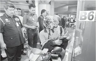  ?? — Gambar Bernama ?? MUDAH: Aziz melihat penunggang motosikal melalui sistem kawalan imigresen automatik (M-Bike di laluan motosikal ketika mengadakan lawatan ke Kompleks Kastam, Imigresen dan Kuarantin (CIQ Bangunan Sultan Iskandar (BSI) hdi Johor Bahru, semalam.