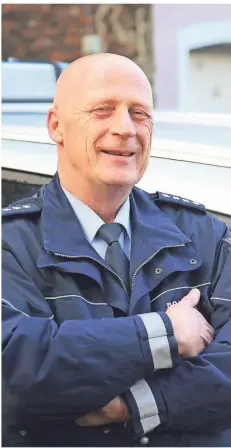  ?? RP-FOTO: ARMIN FISCHER ?? Andreas Hoffmann leitet jetzt die Rheinberge­r Polizeiwac­he. Der 56-Jährige ist bereits seit 1981 bei der Polizei.