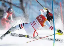  ??  ?? Wilder Abflug: Matthias Mayer schied im Slalom spektakulä­r aus