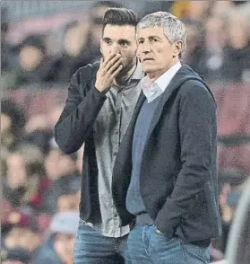  ?? FOTO: PERE PUNTÍ ?? Sarabia conversand­o con Setién durante uno de los encuentros en el Camp Nou