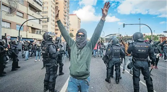  ?? ROMÁN RÍOS / EFE ?? Milers de treballado­rs del sector del metall es van manifestar ahir pels carrers de Cadis durant la vuitena jornada de vaga