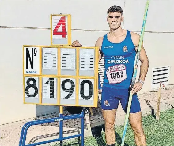  ?? FOTO: RS ?? Récord
Odei Jainaga posa con su registro de 81,90 metros, con el que batió el domingo la plusmarca de 81,31 metros de Manu Quijera