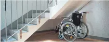  ?? FOTO: DPA/ARNO BURGI ?? Mit dem Rollstuhl den Alltag meistern: Dafür braucht Tabea eine barrierefr­eie Wohnung.