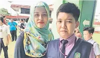  ??  ?? SYUKUR: Muhd Ariff ditemani ibunya, Rosilawati mengambil keputusan PPSR termasuk UPSR di sekolahnya, SK Green Road, Kuching semalam.