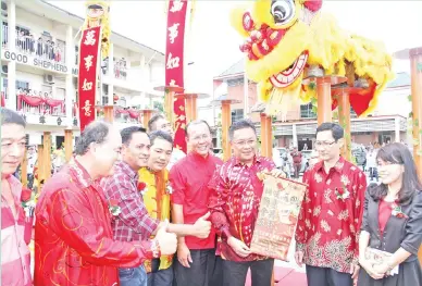  ??  ?? RAHMAN (tiga kanan) bersama tetamu kehormat lain menyempurn­akan perasmian Pesta Ang Pow di SJK(C) Good Shepherd Manggatal.