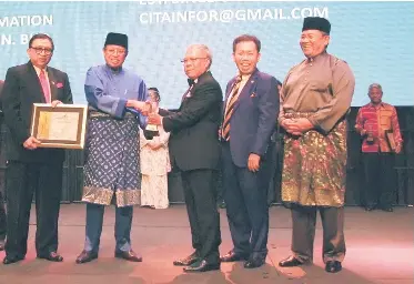  ??  ?? Nyuak (third right) receiving the Gold Award from Abang Johari. Looking on (from left) are Abang Abdul Karim, Dr Sim and Morshidi.