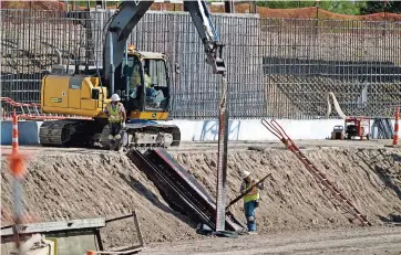  ??  ?? La construcci­ón de muros avanza a paso firme en la frontera entre EU y México