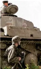  ?? ?? A squad leader armed with the MP38/40 next to a Pz.Kpfw.II
Right: Wiking soldiers confer with captured Red Army troops in a Russian tank ditch in the summer of 1943