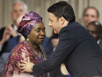  ??  ?? Il saluto Nkosazana Dlamini-Zuma, numero uno della Commission­e dell’Unione Africana, e il premier Matteo Renzi (LaPresse)