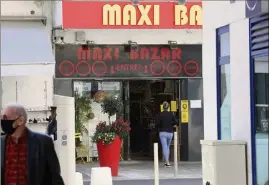  ?? (Photo Eric Ottino) ?? Quinze des seize magasins de Maxi Bazar des Alpes-maritimes ont rouvert sur décision de la direction de l’enseigne qui assure « ne pas enfreindre les règles ».