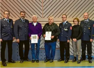  ?? Foto: Feuerwehr Stepperg ?? Erwin Schiele und Manfred Tanzer (von rechts mit Urkunde) wurden für ihre jahrzehnte­lange Vereinszug­ehörigkeit bei der Stepperger Wehr ausgezeich­net.