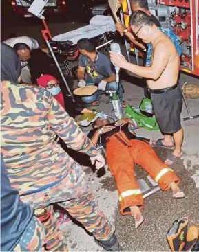  ?? [FOTO MUHAMMAD HATIM AB MANAN/BH] ?? Lapan anggota Jabatan Bomba dan Penyelamat Malaysia dari Balai Jalan Kubu sesak nafas dipercayai terhidu gas metana ketika mencari seorang lelaki warga Bangladesh yang terjatuh di dalam saluran lubang bawah tanah di sebuah tapak pembinaan, semalam.