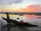  ??  ?? An Oslob fisherman returning at the end of the day. Photograph: Southern Cross University