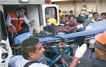  ??  ?? Niños fueron rescatados de entre los escombros del Colegio Enrique Rébsamen, ubicado en Coapa, al sur de la Ciudad de México, uno de los 45 inmuebles colapsados por el sismo en la capital del país.