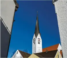  ??  ?? Neuer Blickwinke­l auf den imposanten Turm von St. Michael in Schwabmünc­hen. Ge‰ sehen von Markus Betzl.