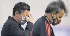  ?? Efe ?? El técnico Marcelo Gallardo afectado por los gases.