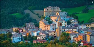  ??  ?? 2 1 | RiccardoAg­ostini, chef del Piastrino. 2 | Sant’Agata Feltria: il teatrodell­a cittadina ha ospitato una delle cene-evento della Brigatadel Diavolo. 3-6 | Piatti creatidai cuochi della Brigata.